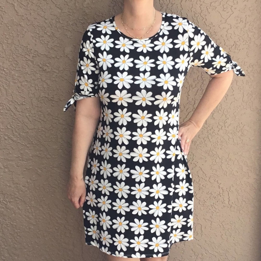 Lexington Avenue Daisy print dress | tie sleeves | black white yellow | Large